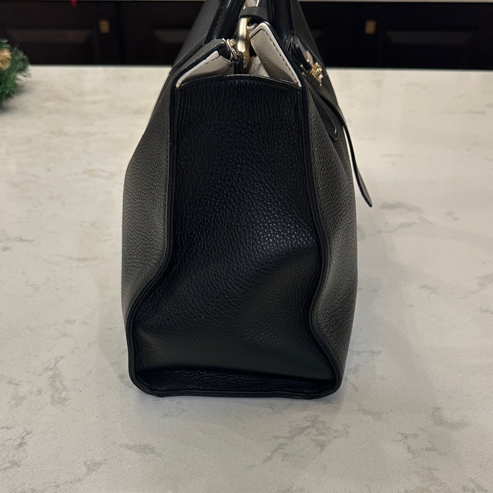 Elegant Black Leather Furla Bag - Picture 5 of 10